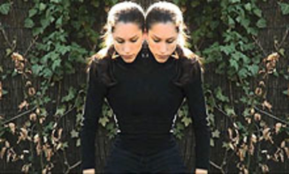 Fjt diboe hfg naciye oezsu looking glass eins 2010 01