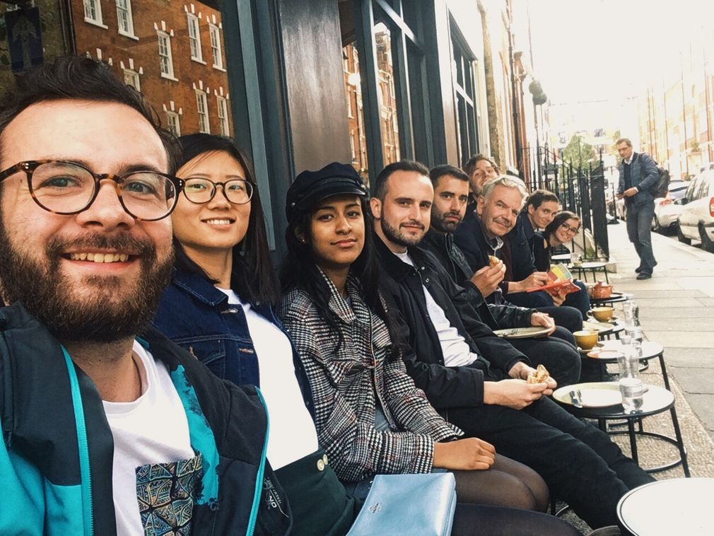 Exkursionsteilnehmer innen waehrend einer pause maurice riegeler