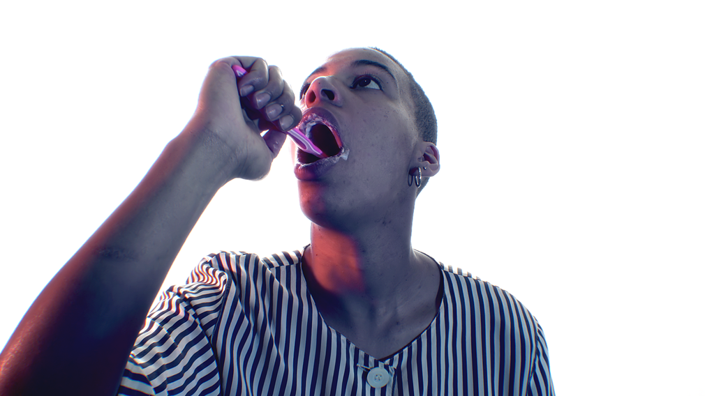 A woman brushing her teeth deike schwarz