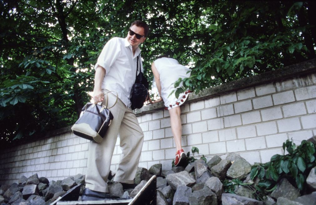 Ein bild  das kleidung  baum  draussen  schuhwerk enthaelt   ki generierte inhalte koennen fehlerhaft sein