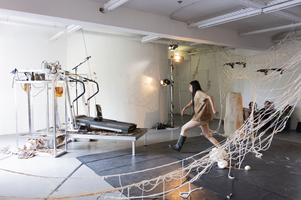 Fan yu pu performance geleitstrasse rundgang 2025 hfg offenbach   daniela kaiser  5961