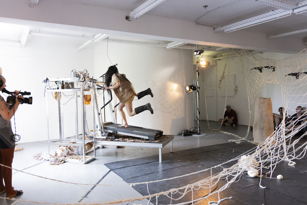 Fan yu pu performance geleitstrasse rundgang 2025 hfg offenbach   daniela kaiser  5965