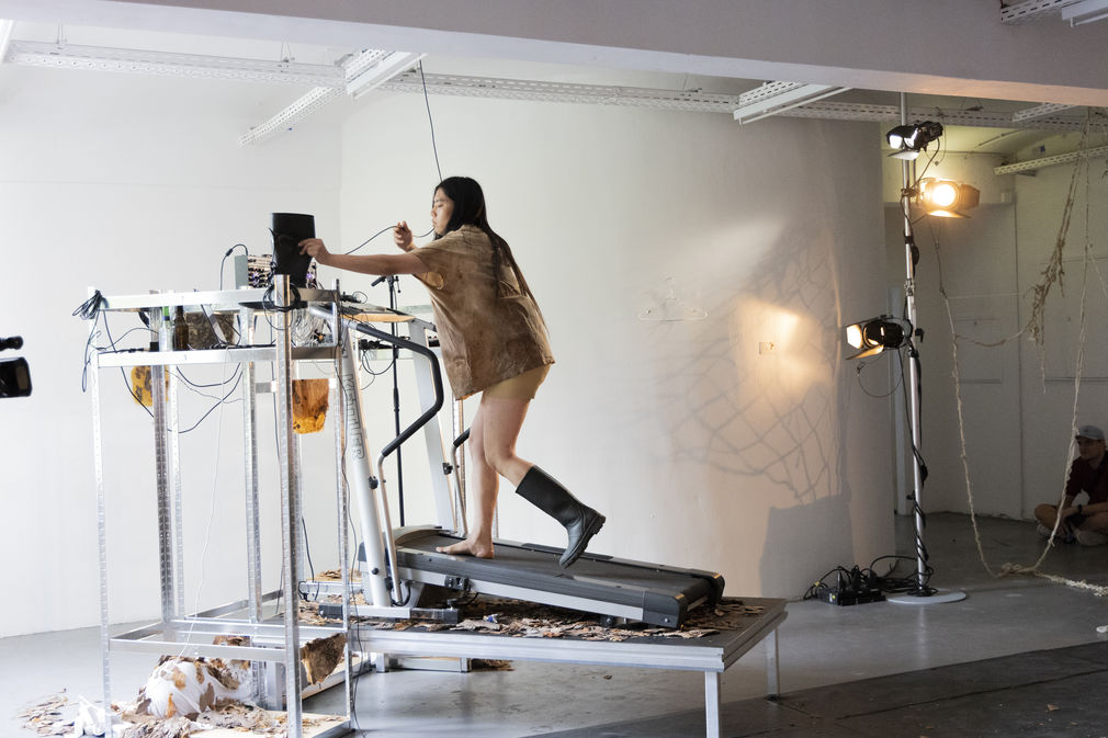 Fan yu pu performance geleitstrasse rundgang 2025 hfg offenbach   daniela kaiser  5971