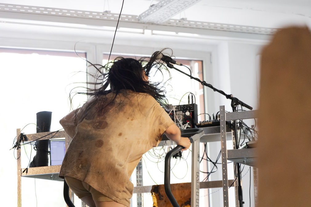 Fan yu pu performance geleitstrasse rundgang 2025 hfg offenbach   daniela kaiser  6007