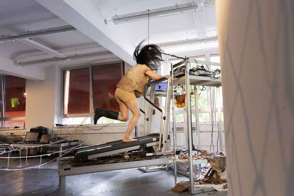 Fan yu pu performance geleitstrasse rundgang 2025 hfg offenbach   daniela kaiser  6028