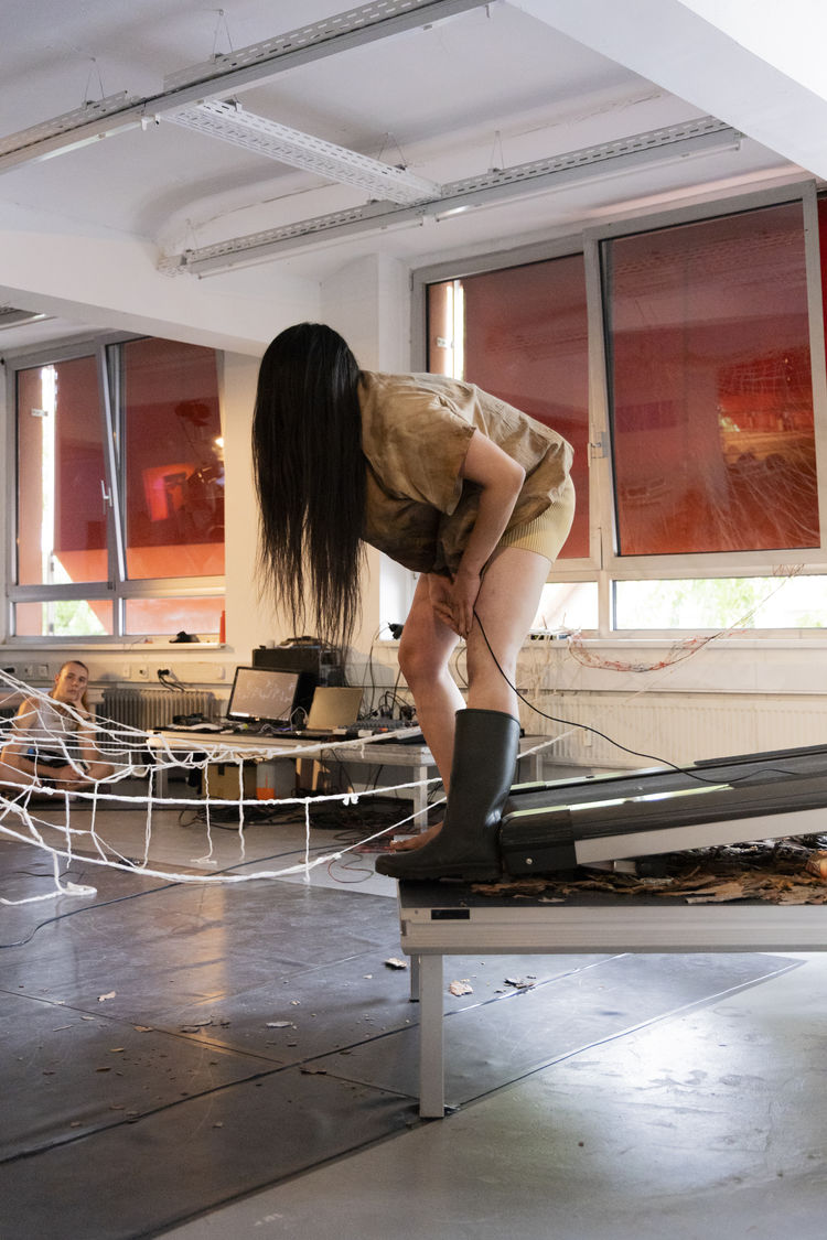 Fan yu pu performance geleitstrasse rundgang 2025 hfg offenbach   daniela kaiser  6041