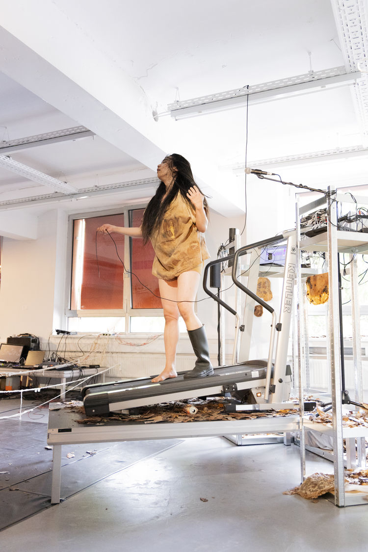 Fan yu pu performance geleitstrasse rundgang 2025 hfg offenbach   daniela kaiser  6045