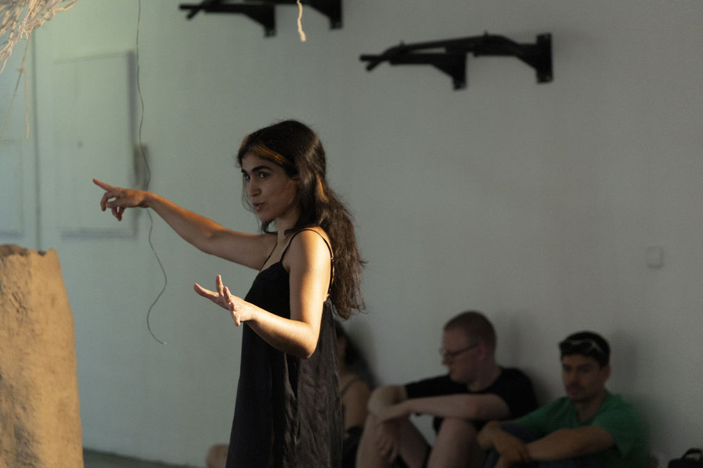 Deniz kilicarslan performance geleitstrasse rundgang 2025 hfg offenbach   daniela kaiser  5871