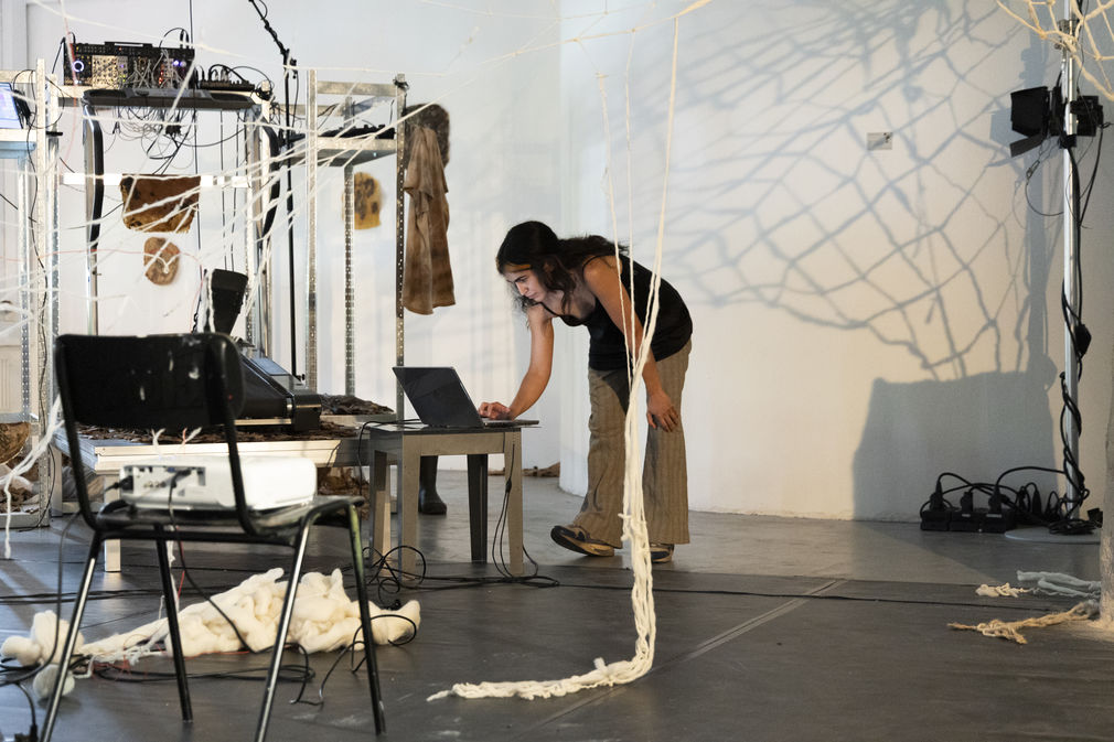 Deniz kilicarslan performance geleitstrasse rundgang 2025 hfg offenbach   daniela kaiser  5896