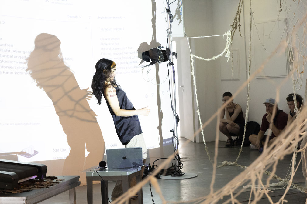 Deniz kilicarslan performance geleitstrasse rundgang 2025 hfg offenbach   daniela kaiser  5928