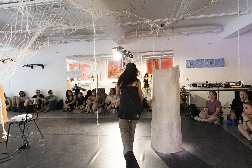 Deniz kilicarslan performance geleitstrasse rundgang 2025 hfg offenbach   daniela kaiser  5937