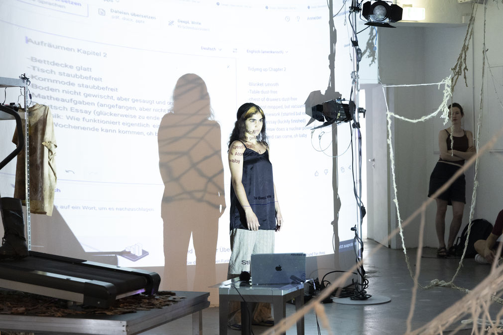 Deniz kilicarslan performance geleitstrasse rundgang 2025 hfg offenbach   daniela kaiser  5944